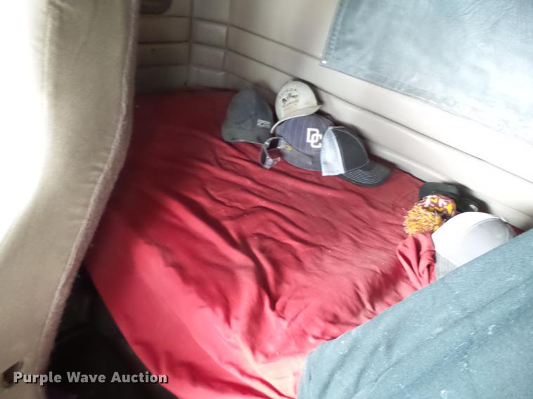 image for item EI9664 2007 Peterbilt 379 semi truck