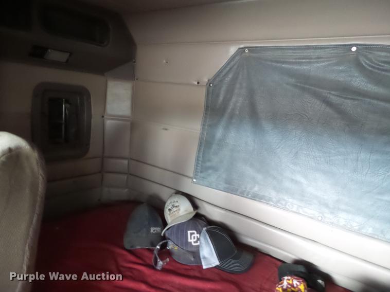 image for item EI9664 2007 Peterbilt 379 semi truck