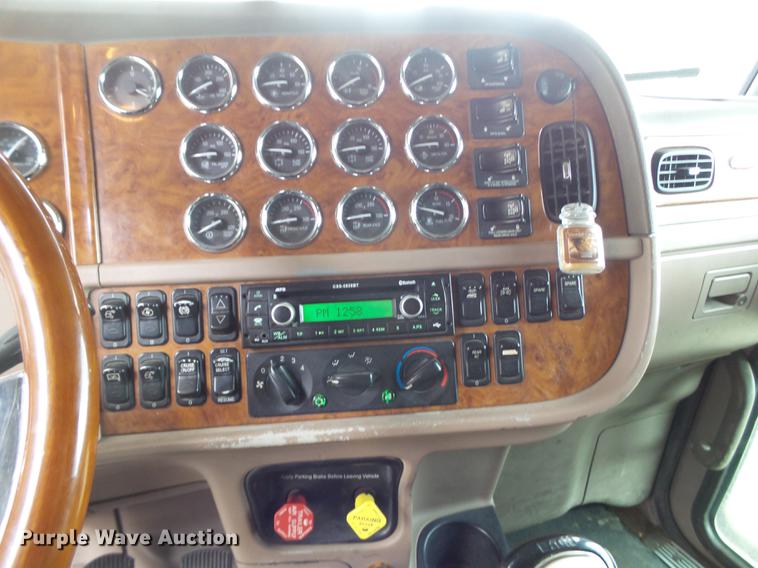 image for item EI9664 2007 Peterbilt 379 semi truck