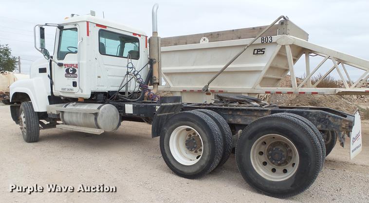 image for item EI9682 2007 Mack CH613 semi truck