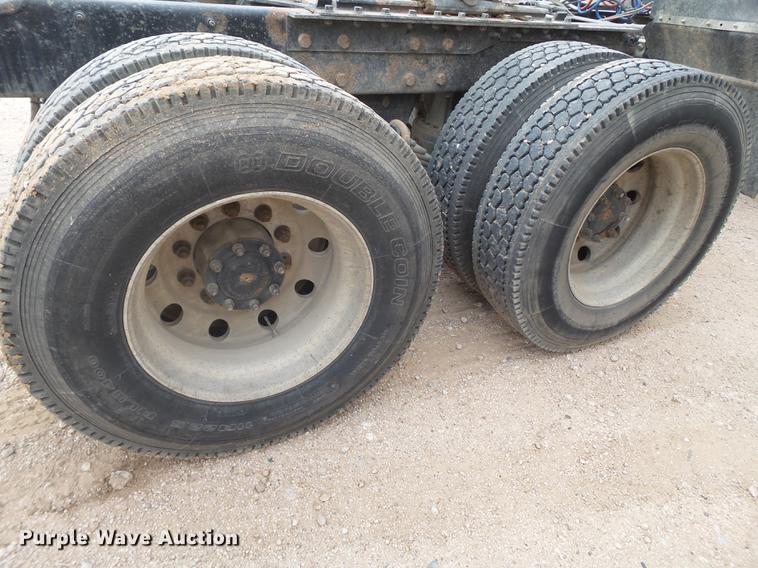 image for item EI9682 2007 Mack CH613 semi truck