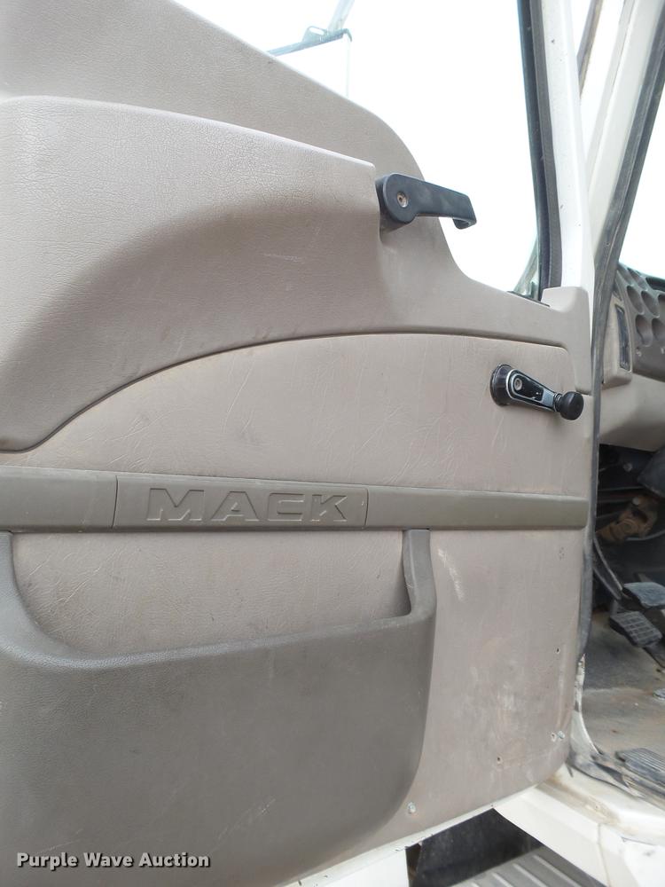image for item EI9682 2007 Mack CH613 semi truck