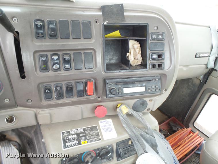 image for item EI9682 2007 Mack CH613 semi truck