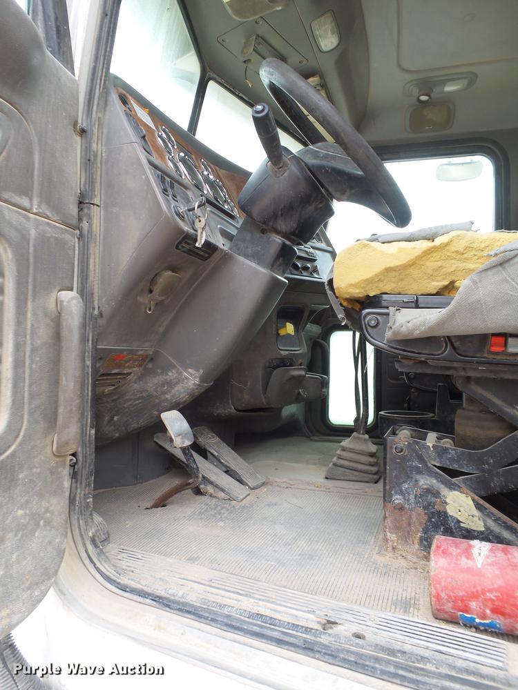 image for item EI9683 2007 Peterbilt 357 ready mix truck