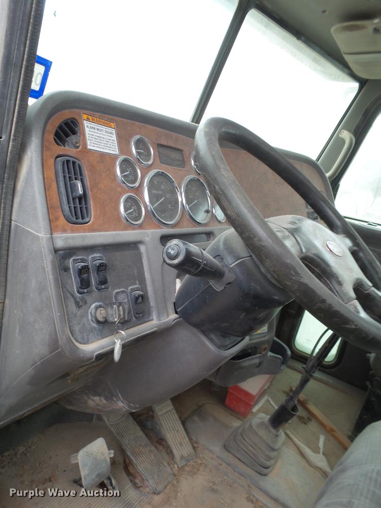 image for item EI9685 2007 Peterbilt 357 ready mix truck