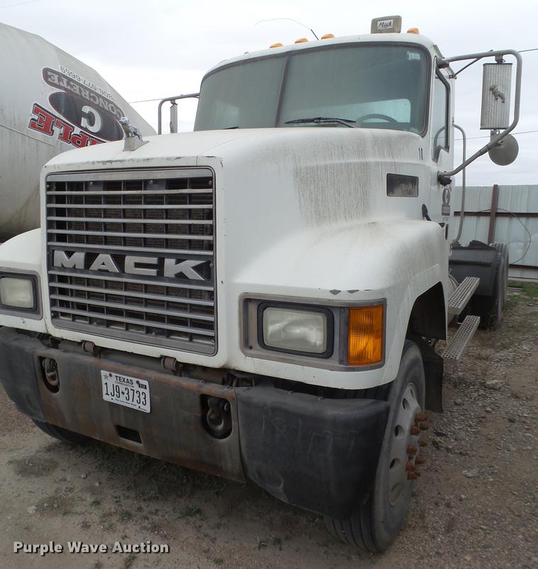 image for item EI9686 2007 Mack CNH613 semi truck