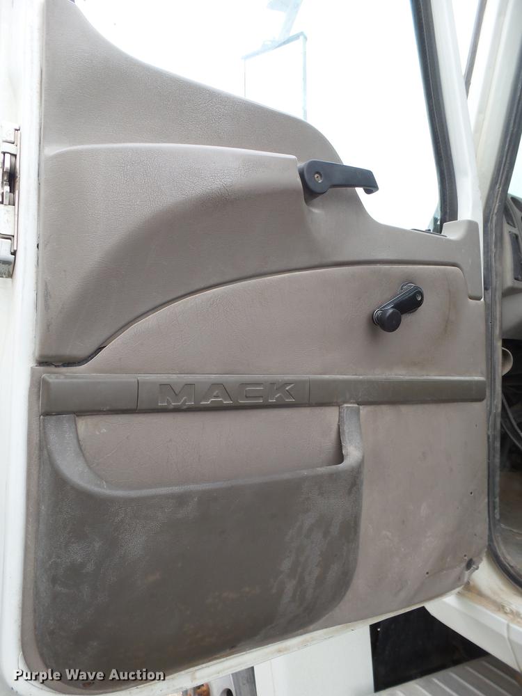 image for item EI9686 2007 Mack CNH613 semi truck