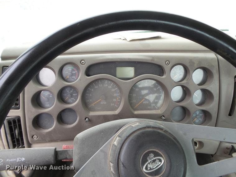 image for item EI9686 2007 Mack CNH613 semi truck