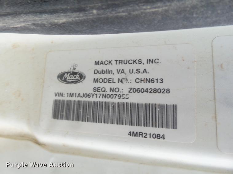 image for item EI9686 2007 Mack CNH613 semi truck