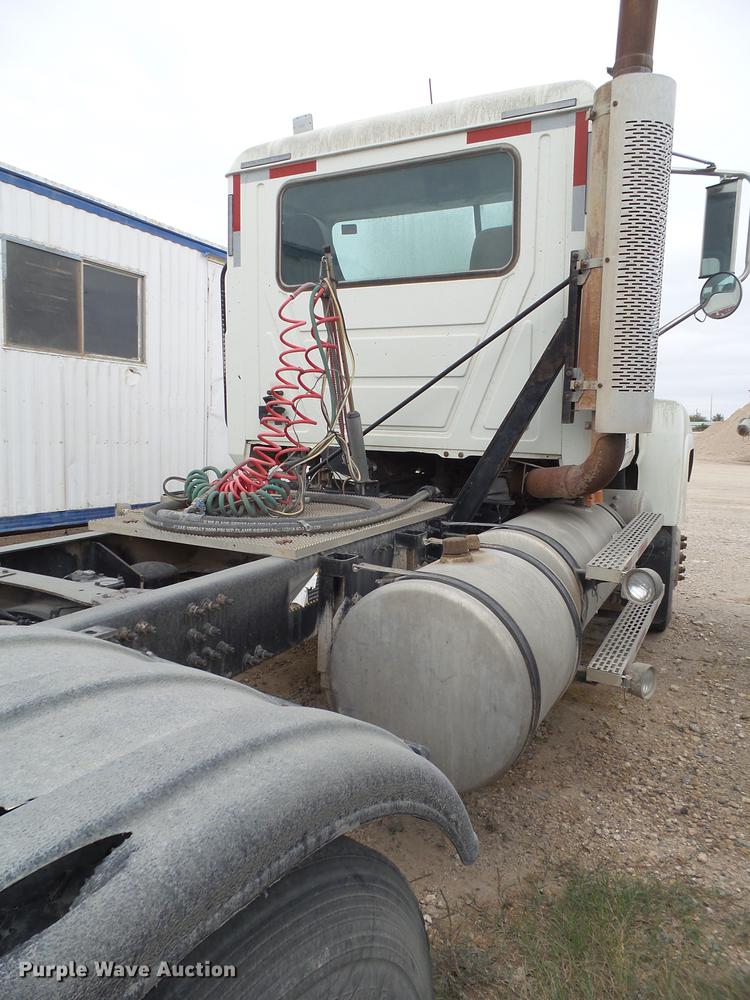 image for item EI9687 2007 Mack CNH semi truck