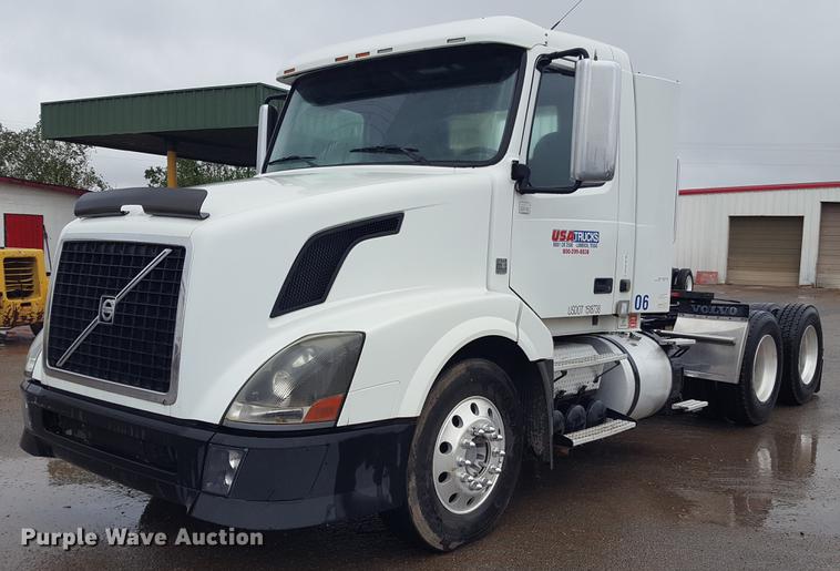 image for item EN9632 2009 Volvo VN semi truck