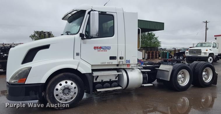 image for item EN9632 2009 Volvo VN semi truck