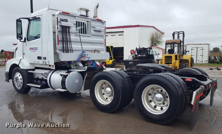 image for item EN9632 2009 Volvo VN semi truck