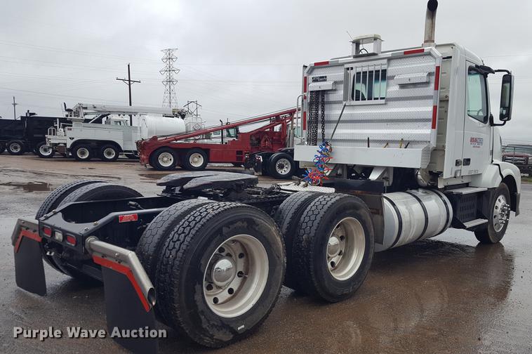 image for item EN9632 2009 Volvo VN semi truck