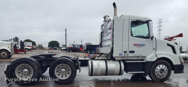 image for item EN9632 2009 Volvo VN semi truck