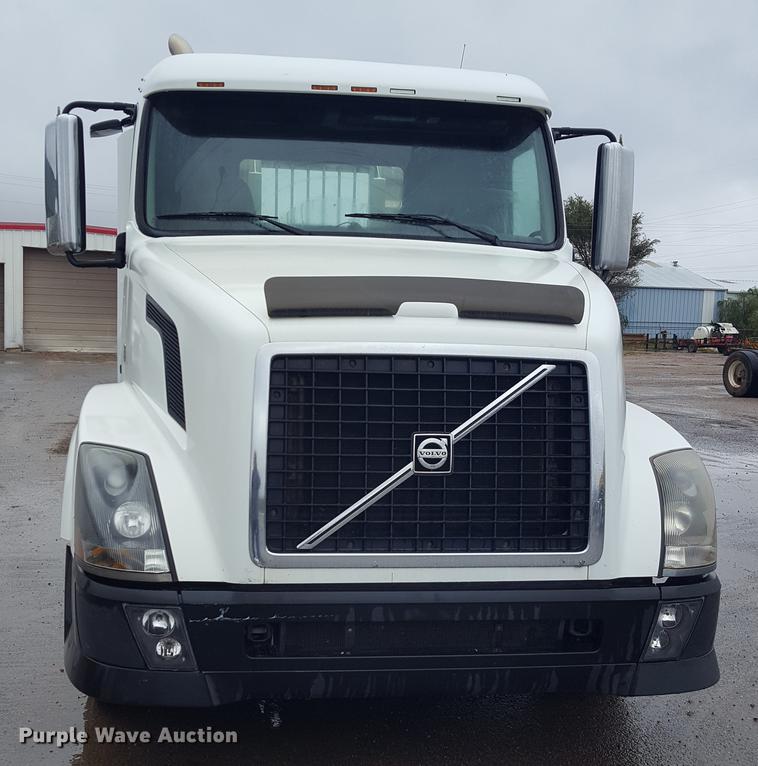 image for item EN9632 2009 Volvo VN semi truck