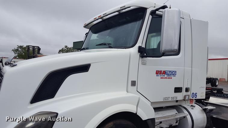 image for item EN9632 2009 Volvo VN semi truck