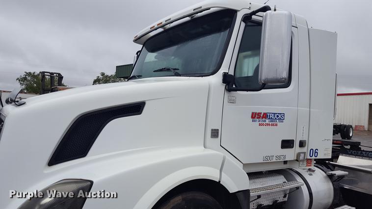 image for item EN9632 2009 Volvo VN semi truck