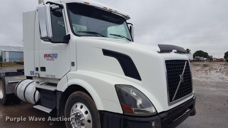 image for item EN9632 2009 Volvo VN semi truck