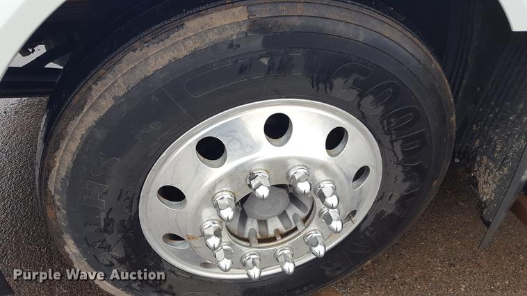 image for item EN9632 2009 Volvo VN semi truck