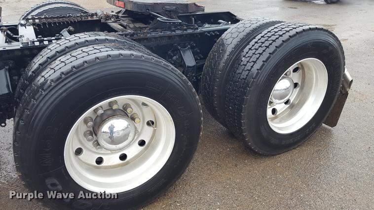 image for item EN9632 2009 Volvo VN semi truck