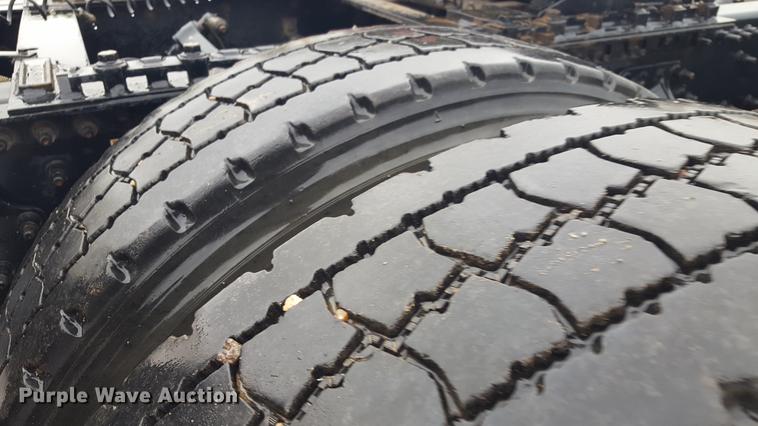 image for item EN9632 2009 Volvo VN semi truck