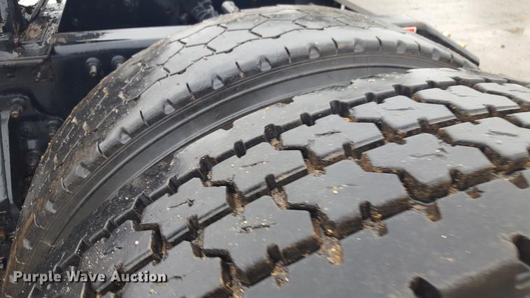 image for item EN9632 2009 Volvo VN semi truck