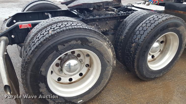 image for item EN9632 2009 Volvo VN semi truck