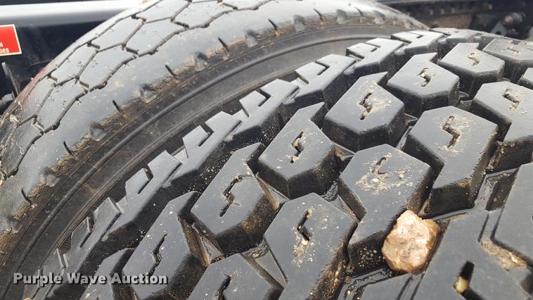 image for item EN9632 2009 Volvo VN semi truck