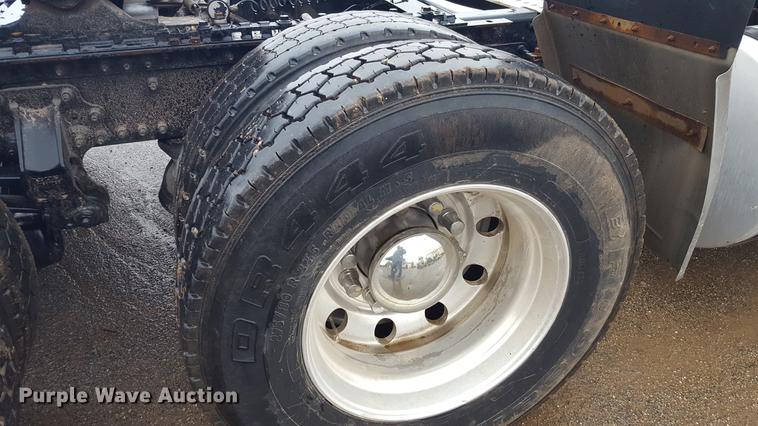 image for item EN9632 2009 Volvo VN semi truck