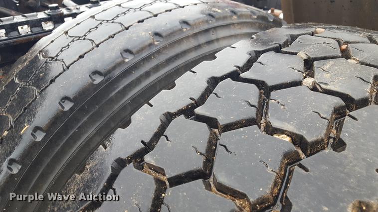 image for item EN9632 2009 Volvo VN semi truck