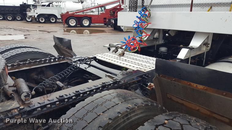 image for item EN9632 2009 Volvo VN semi truck