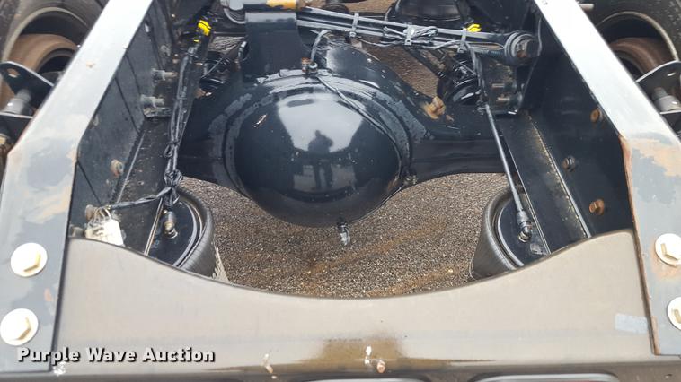 image for item EN9632 2009 Volvo VN semi truck