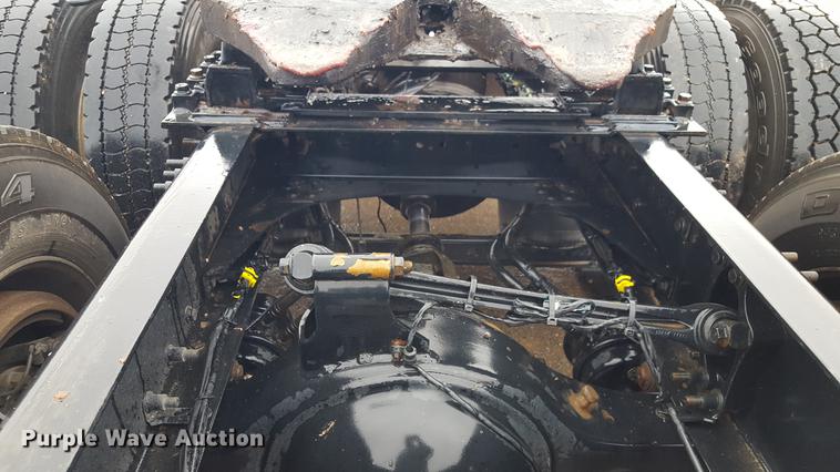 image for item EN9632 2009 Volvo VN semi truck