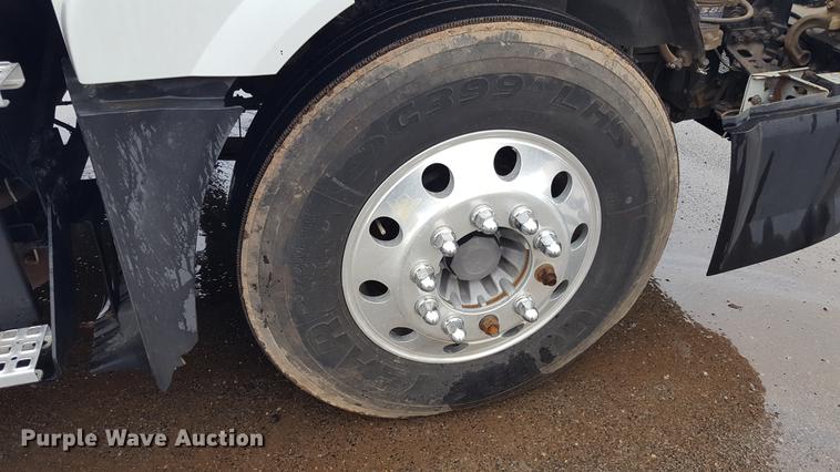 image for item EN9632 2009 Volvo VN semi truck