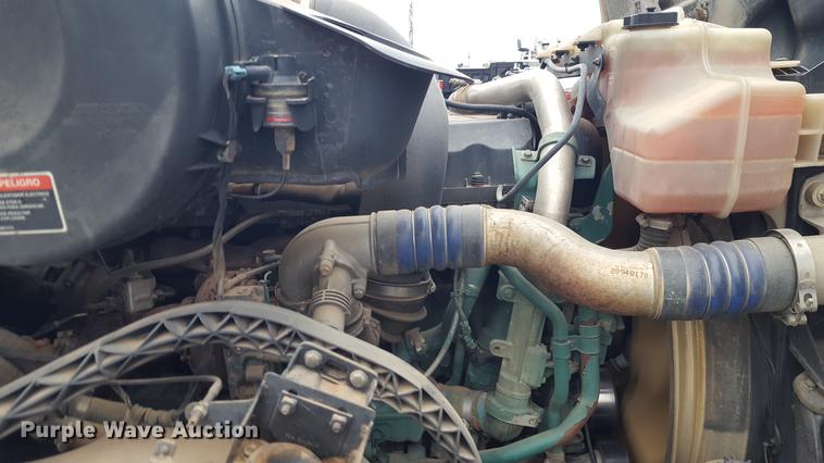 image for item EN9632 2009 Volvo VN semi truck