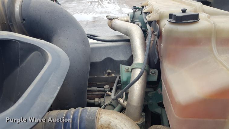 image for item EN9632 2009 Volvo VN semi truck