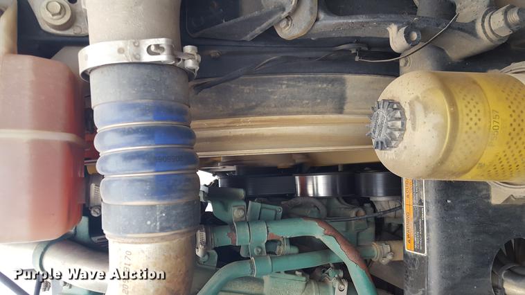 image for item EN9632 2009 Volvo VN semi truck