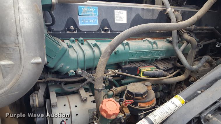 image for item EN9632 2009 Volvo VN semi truck