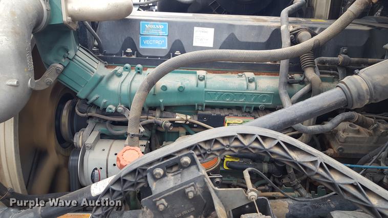 image for item EN9632 2009 Volvo VN semi truck