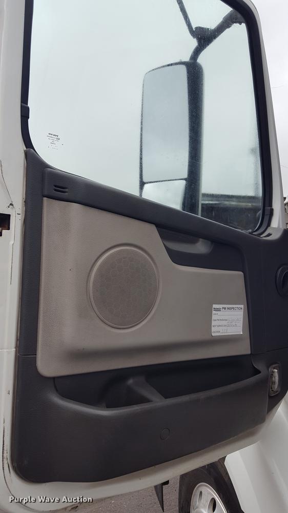 image for item EN9632 2009 Volvo VN semi truck