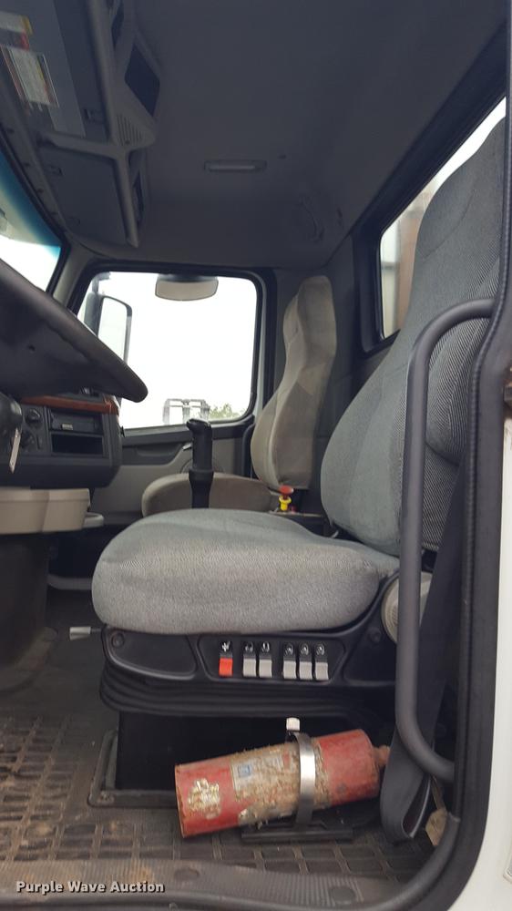 image for item EN9632 2009 Volvo VN semi truck