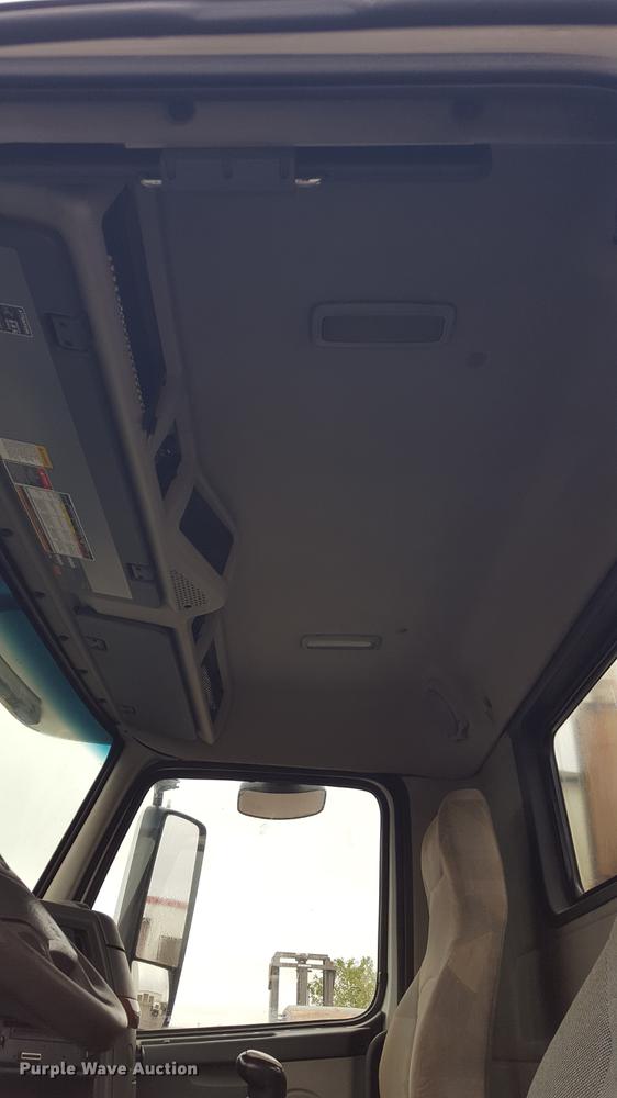 image for item EN9632 2009 Volvo VN semi truck