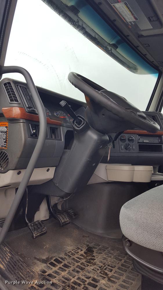 image for item EN9632 2009 Volvo VN semi truck