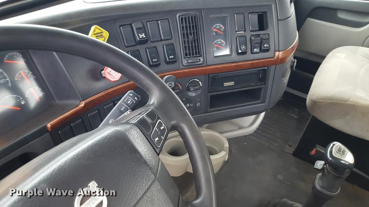 image for item EN9632 2009 Volvo VN semi truck