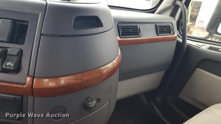 image for item EN9632 2009 Volvo VN semi truck