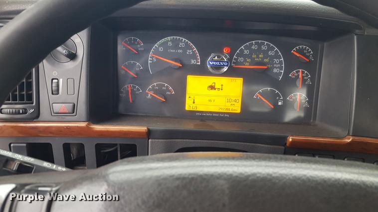 image for item EN9632 2009 Volvo VN semi truck