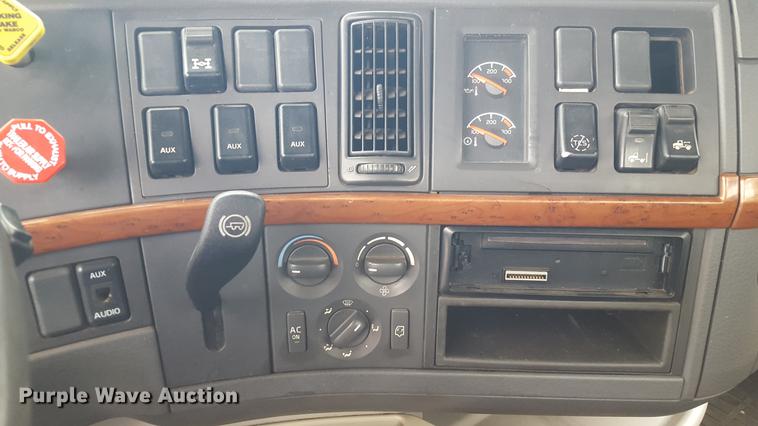 image for item EN9632 2009 Volvo VN semi truck