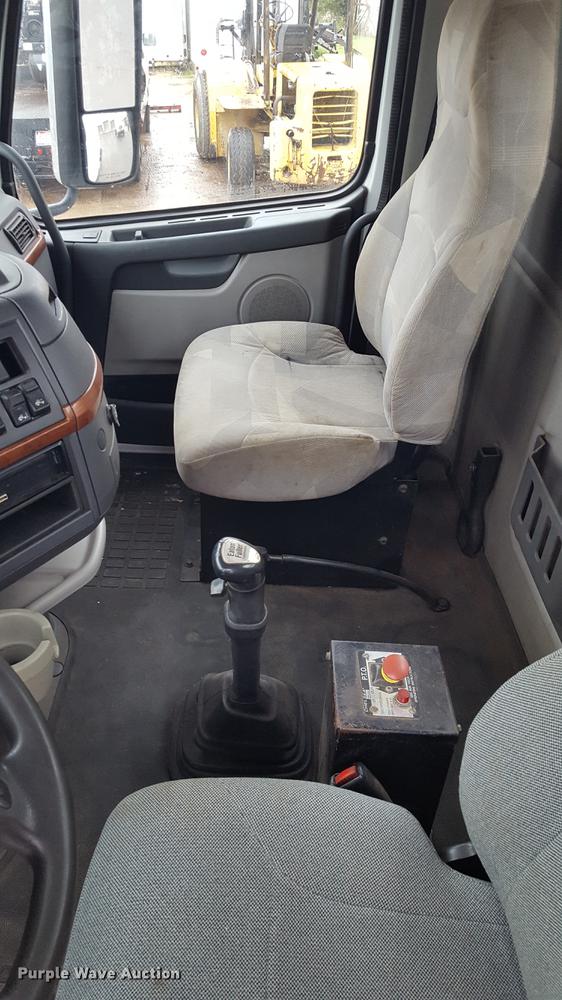 image for item EN9632 2009 Volvo VN semi truck