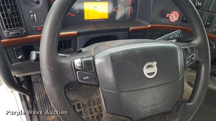 image for item EN9632 2009 Volvo VN semi truck